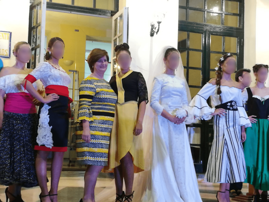 Desfile de Aguja Creativa con trajes confeccionados por las alumnas, entre ellos trajes de flamenca